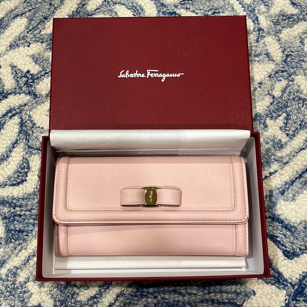 Beautiful blush pink authentic leather Ferragamo Women’s Vara Bow Wallet